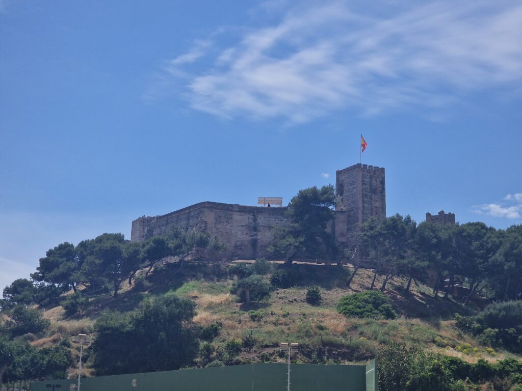 Det mauriske Castillo de Sohail på en grøn bakketop ved kysten i Fuengirola på Costa del Sol.